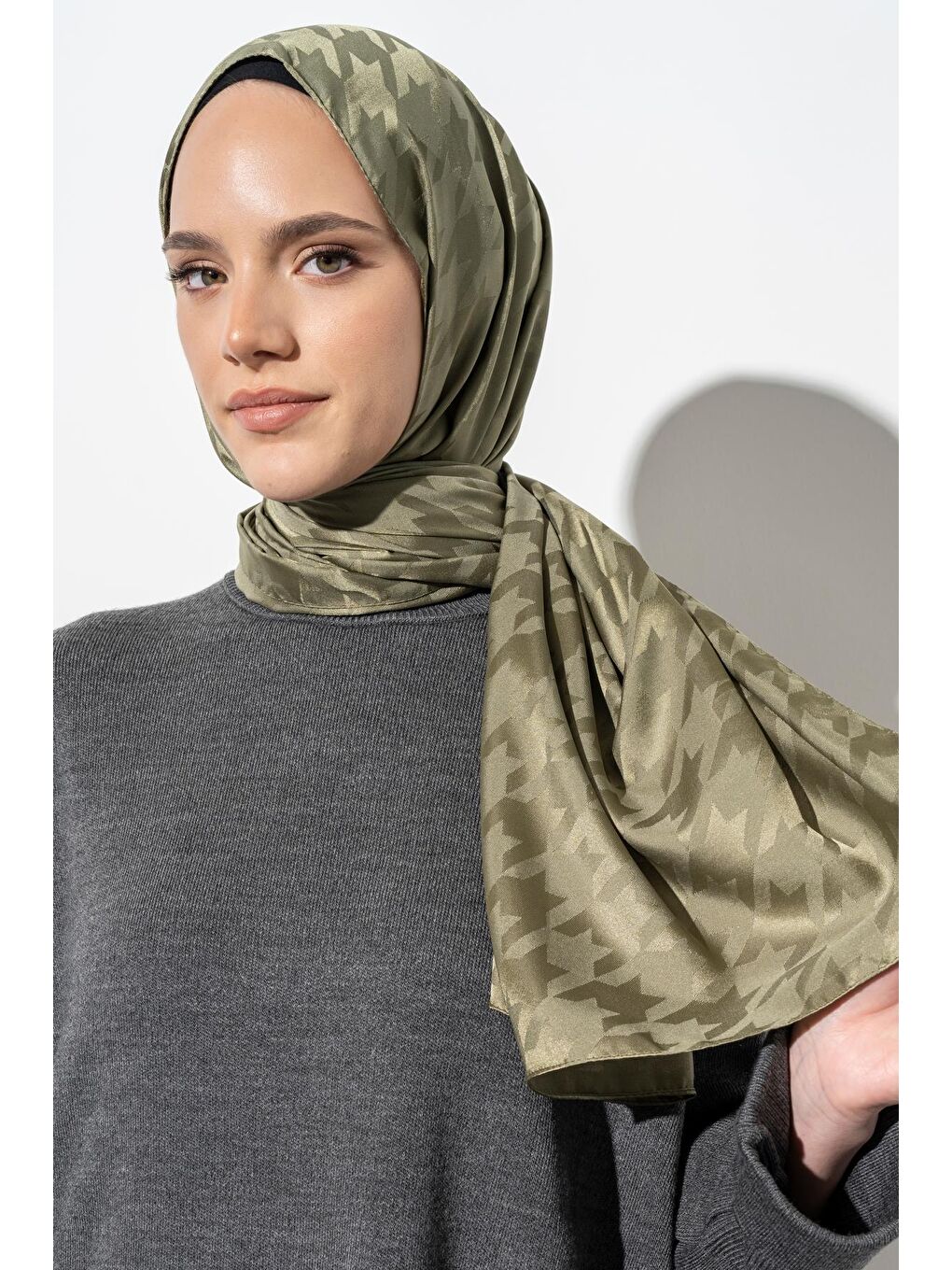 Haki Kadın Tesettür Jakarlı Büyük Desen Kazayağı Şal-1