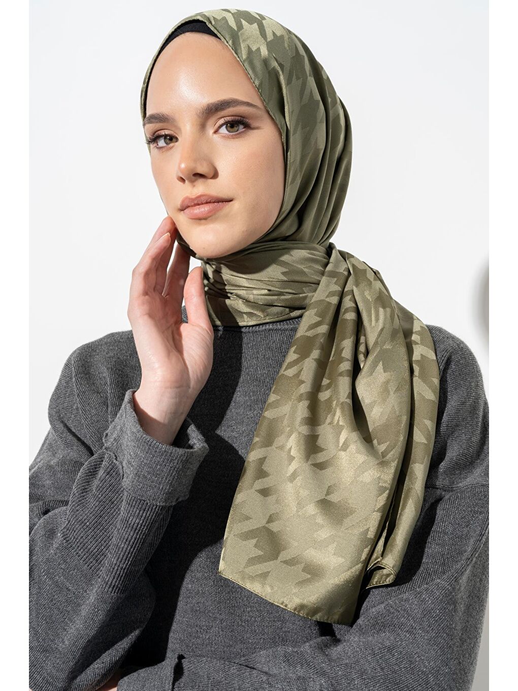 Haki Kadın Tesettür Jakarlı Büyük Desen Kazayağı Şal-2