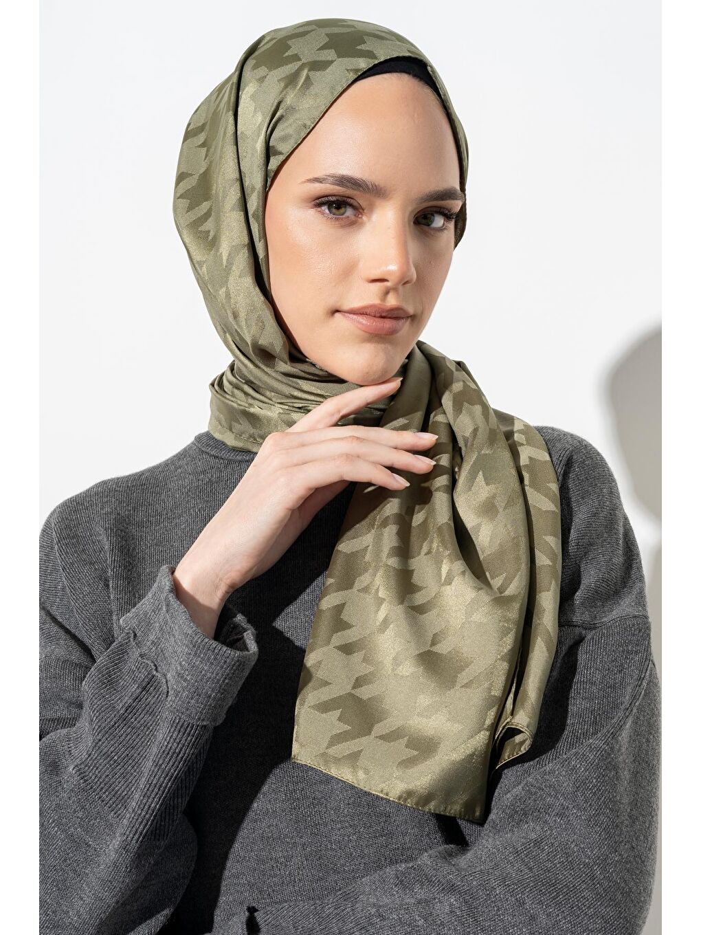 Haki Kadın Tesettür Jakarlı Büyük Desen Kazayağı Şal-3