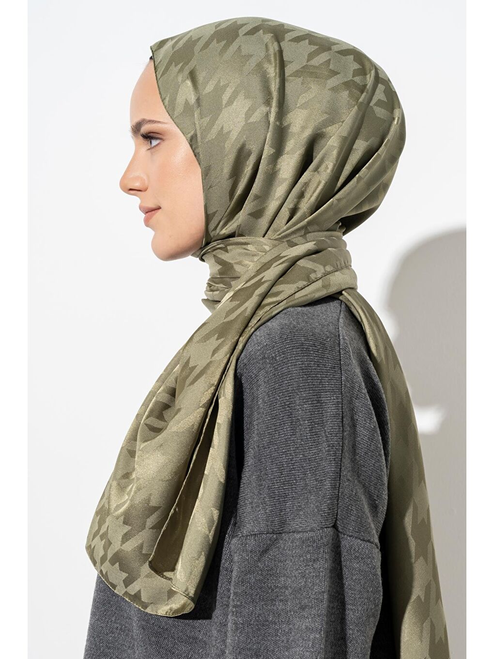 Haki Kadın Tesettür Jakarlı Büyük Desen Kazayağı Şal-4