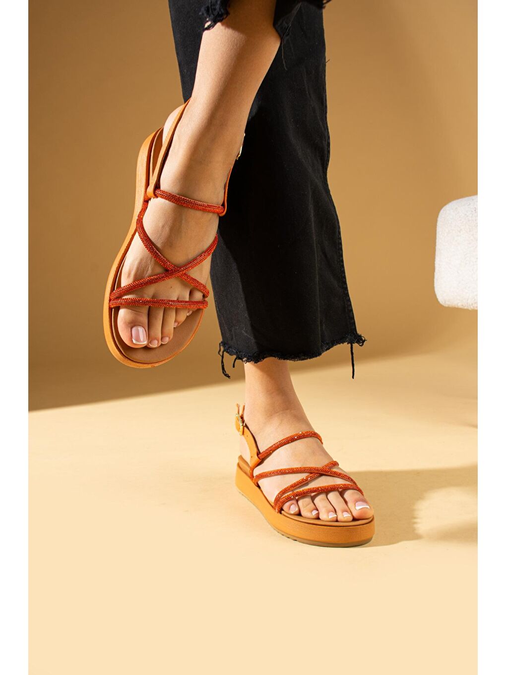 Turuncu Hafif Taban Çapraz Bantlı Taş Detaylı Tokalı Kadın Sandalet 64-026-24-2