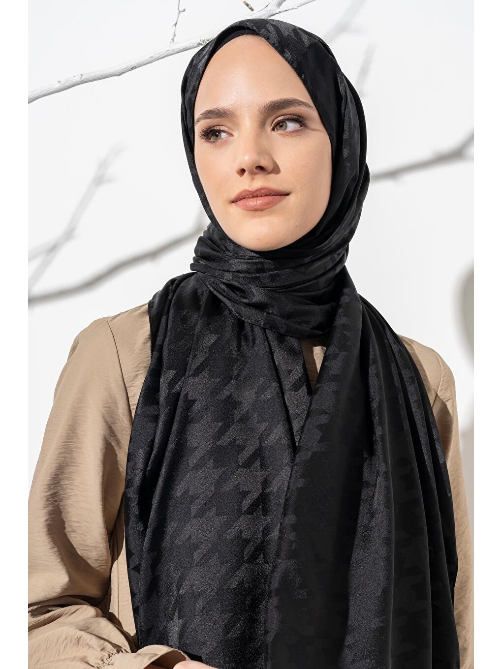 Siyah Kadın Tesettür Jakarlı Büyük Desen Kazayağı Şal-1
