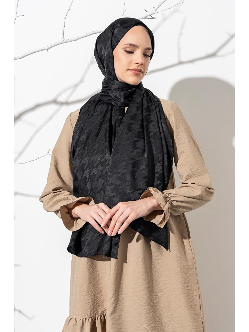 Siyah Kadın Tesettür Jakarlı Büyük Desen Kazayağı Şal-2