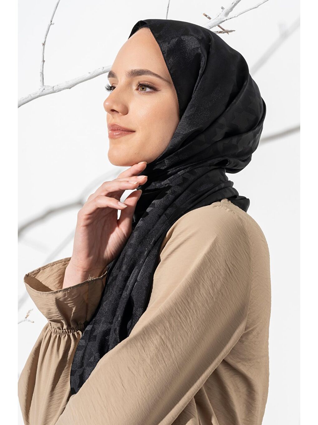 Siyah Kadın Tesettür Jakarlı Büyük Desen Kazayağı Şal-3