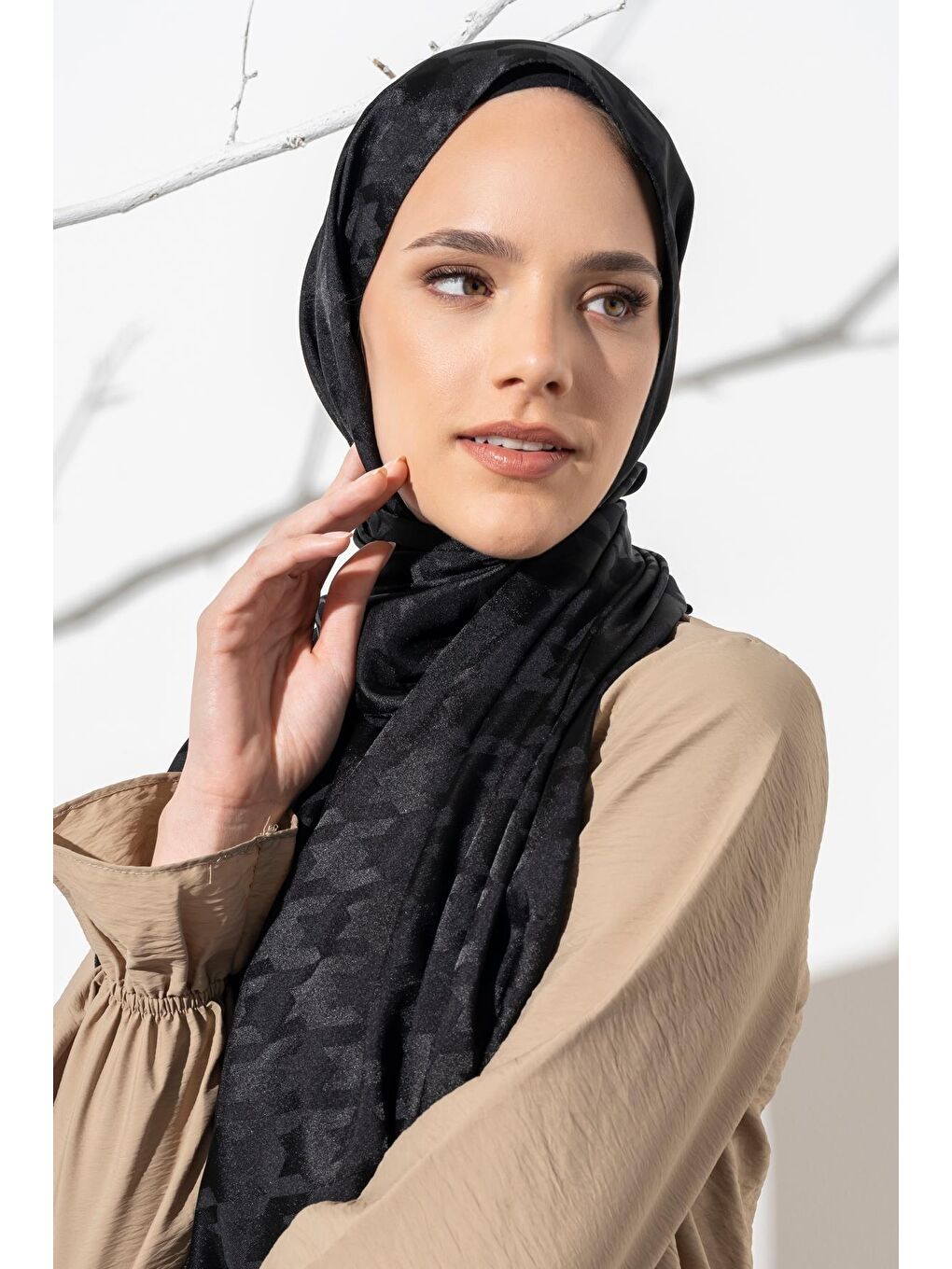 Siyah Kadın Tesettür Jakarlı Büyük Desen Kazayağı Şal-4