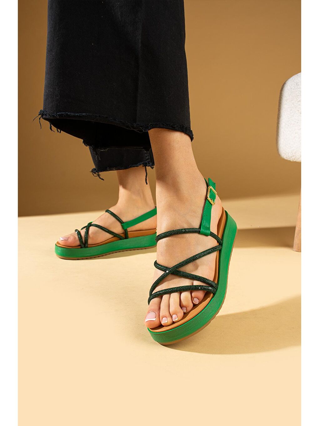 Yeşil Hafif Taban Çapraz Bantlı Taş Detaylı Tokalı Kadın Sandalet 64-026-24-1