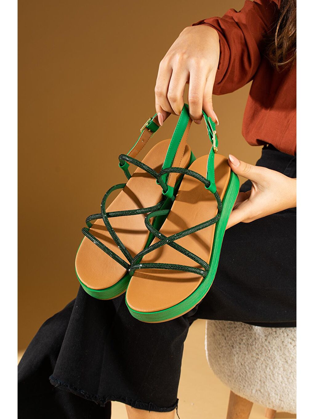 Yeşil Hafif Taban Çapraz Bantlı Taş Detaylı Tokalı Kadın Sandalet 64-026-24-2