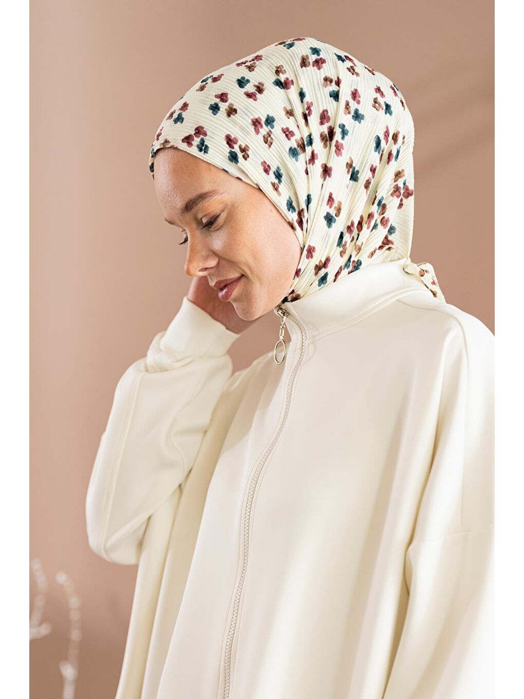 Ekru Kadın Çiçek Desenli Kırışmaz Bürümcük Şal 190*80 Cm