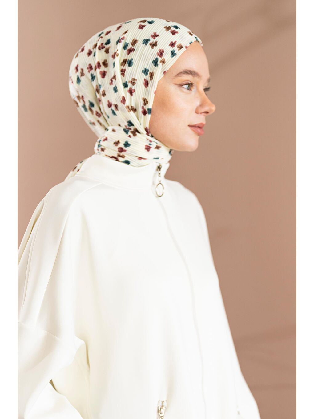 Ekru Kadın Çiçek Desenli Kırışmaz Bürümcük Şal 190*80 Cm-2