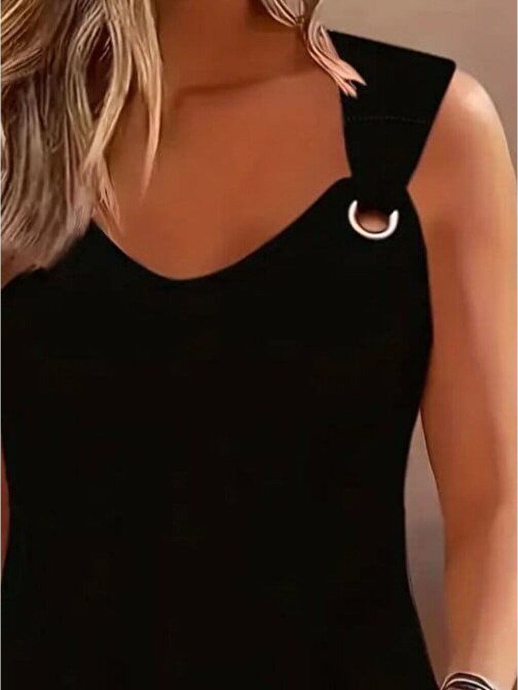 Siyah Kadın Askılı V Yaka Kuş Gözü Detaylı Viskon Bluz-1