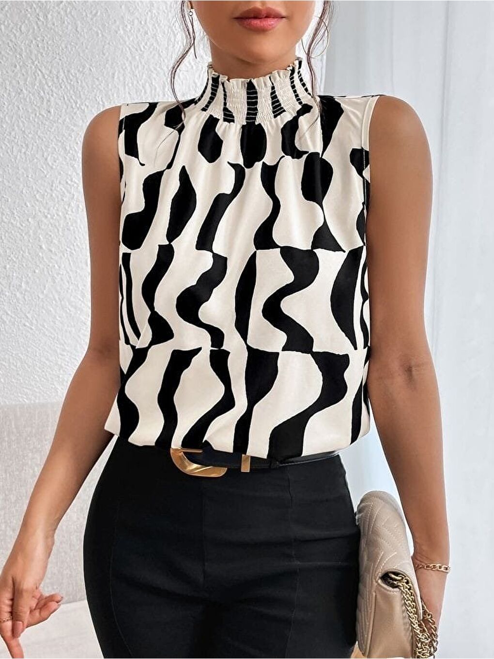 Beyaz Kadın Kolsuz Balıkçı Yaka Desenli Süprem Bluz