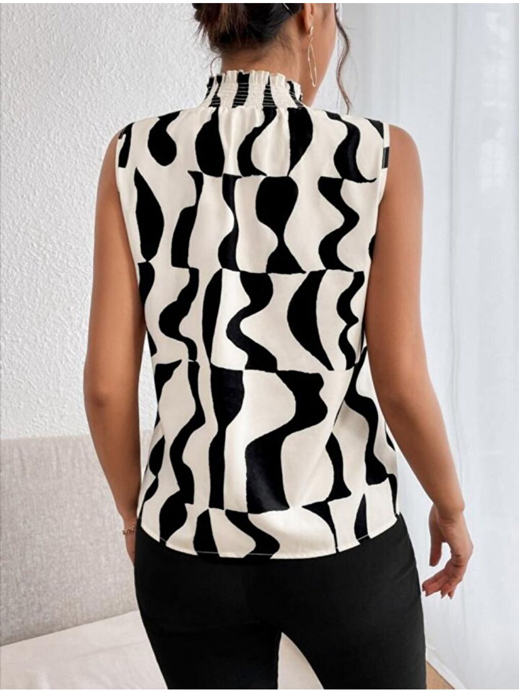 Beyaz Kadın Kolsuz Balıkçı Yaka Desenli Süprem Bluz-1