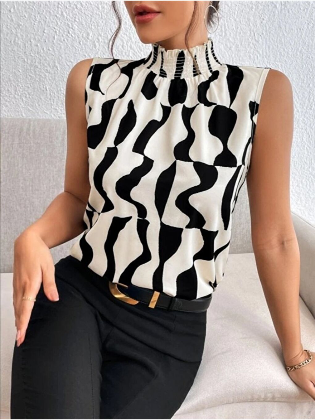 Beyaz Kadın Kolsuz Balıkçı Yaka Desenli Süprem Bluz-3