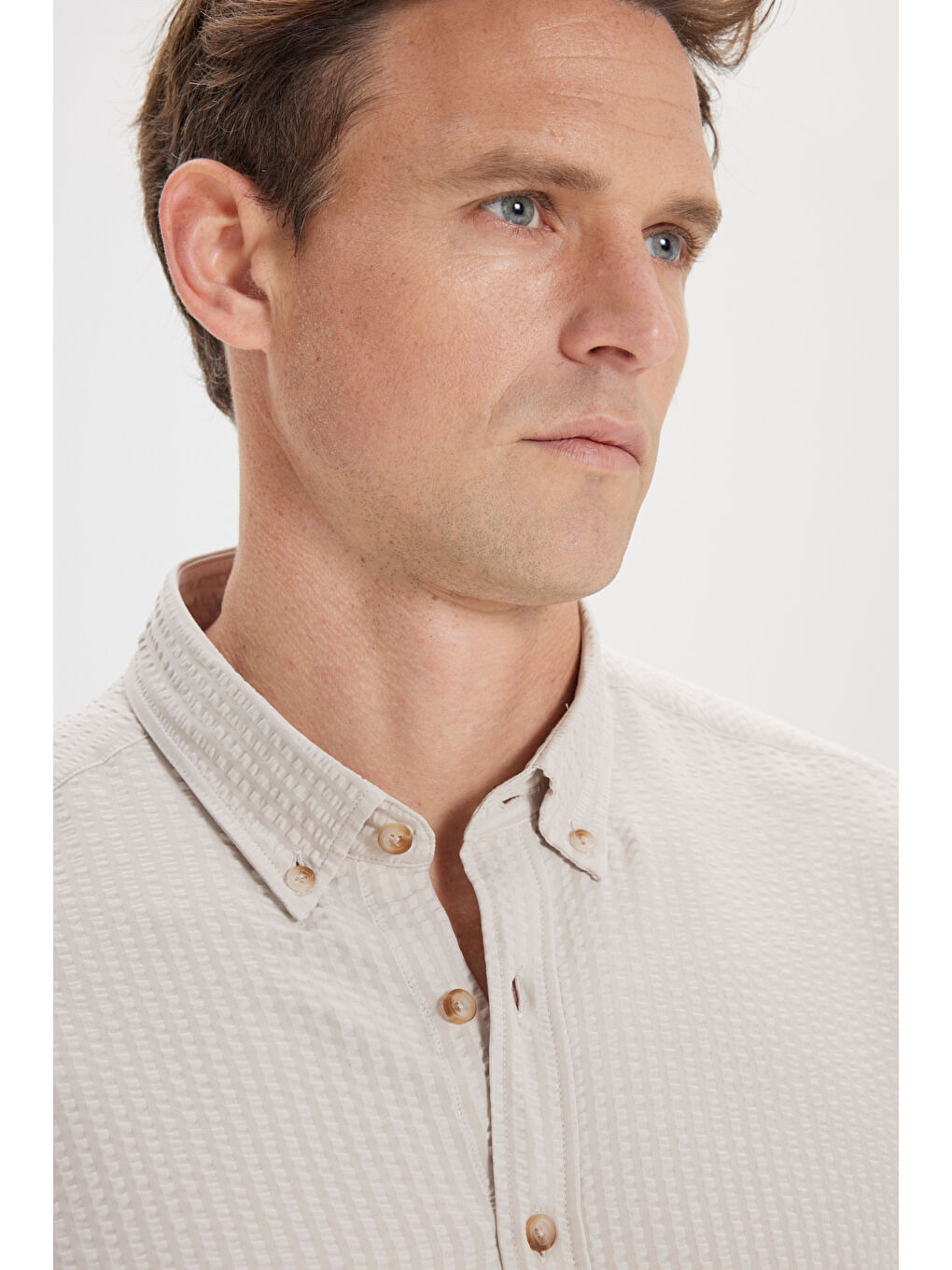 Erkek Bej Pamuklu Slim Fit Dar Kesim Düğmeli Yaka Gofre Desenli Gömlek-3