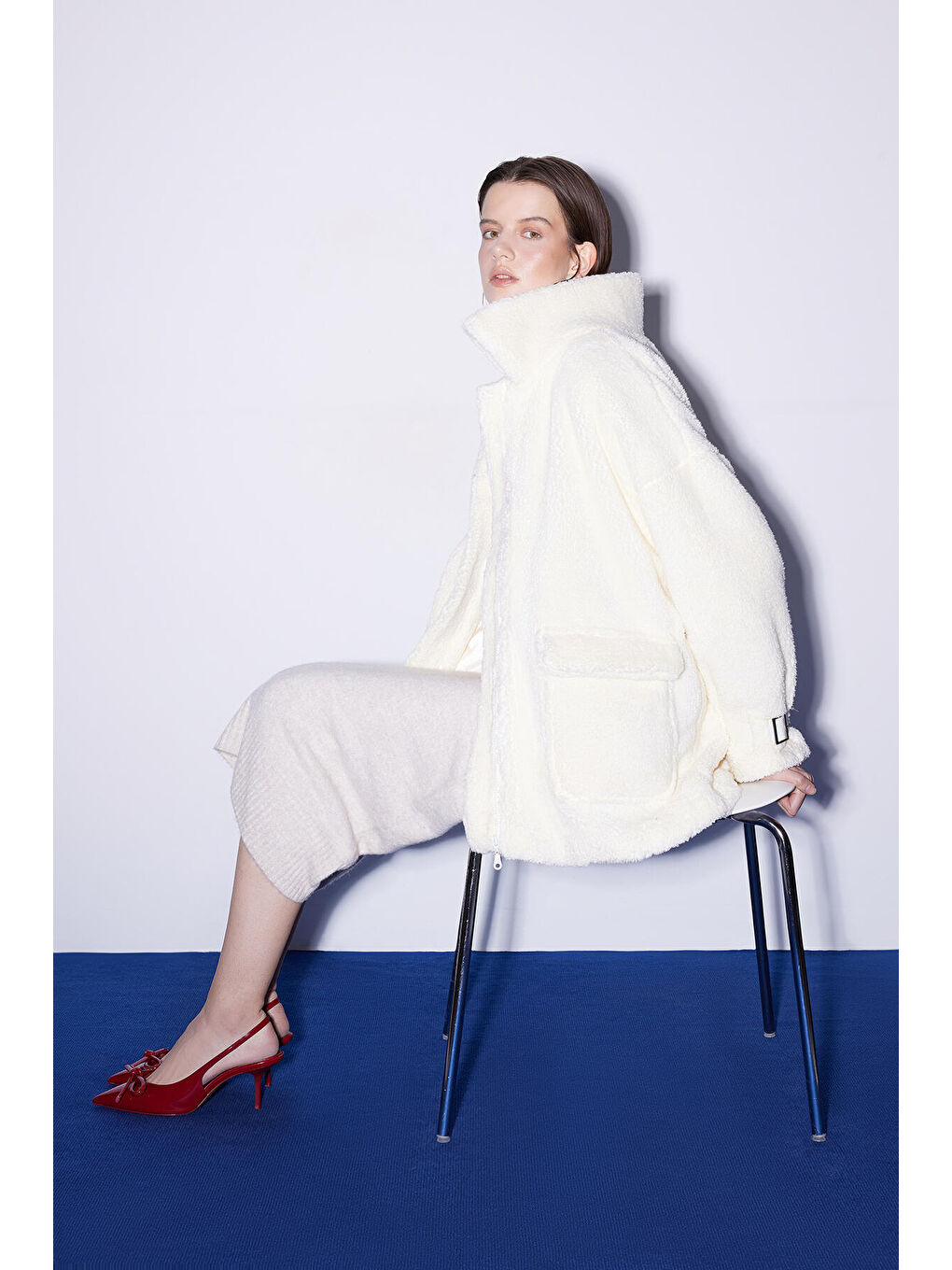 Beyaz Toka Detaylı Pelüş Mont