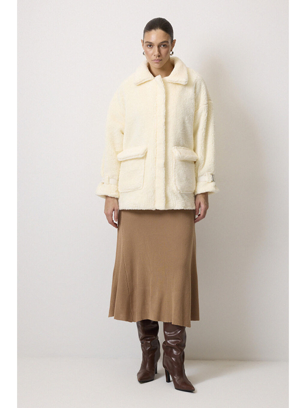 Beyaz Toka Detaylı Pelüş Mont-1