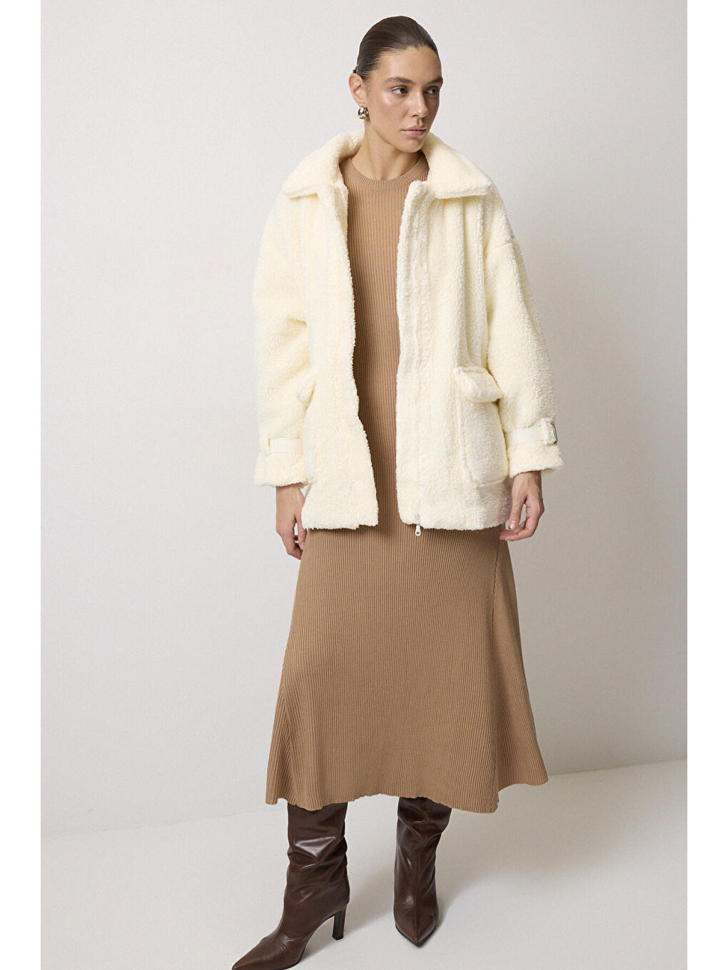 Beyaz Toka Detaylı Pelüş Mont-2