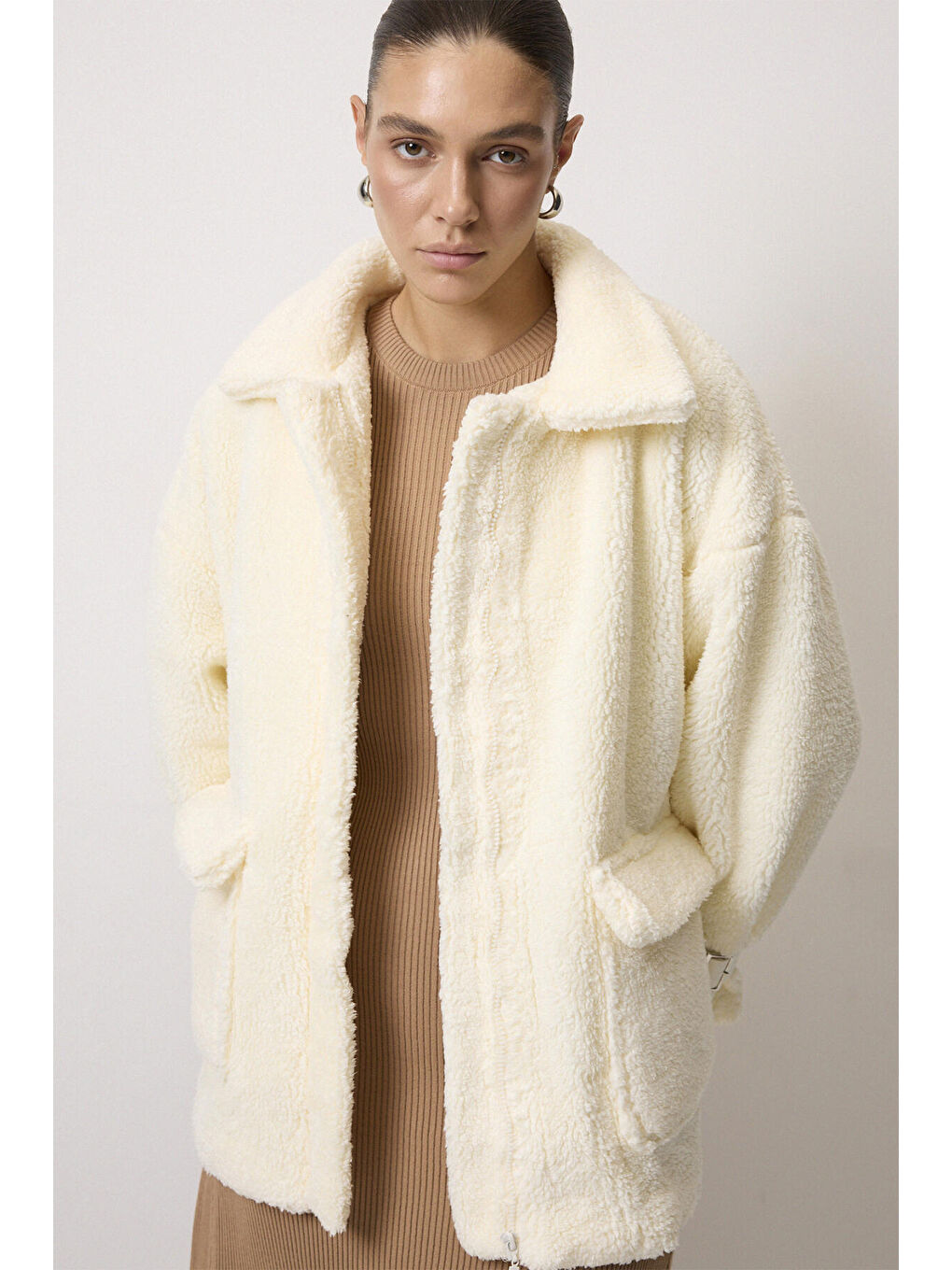 Beyaz Toka Detaylı Pelüş Mont-3