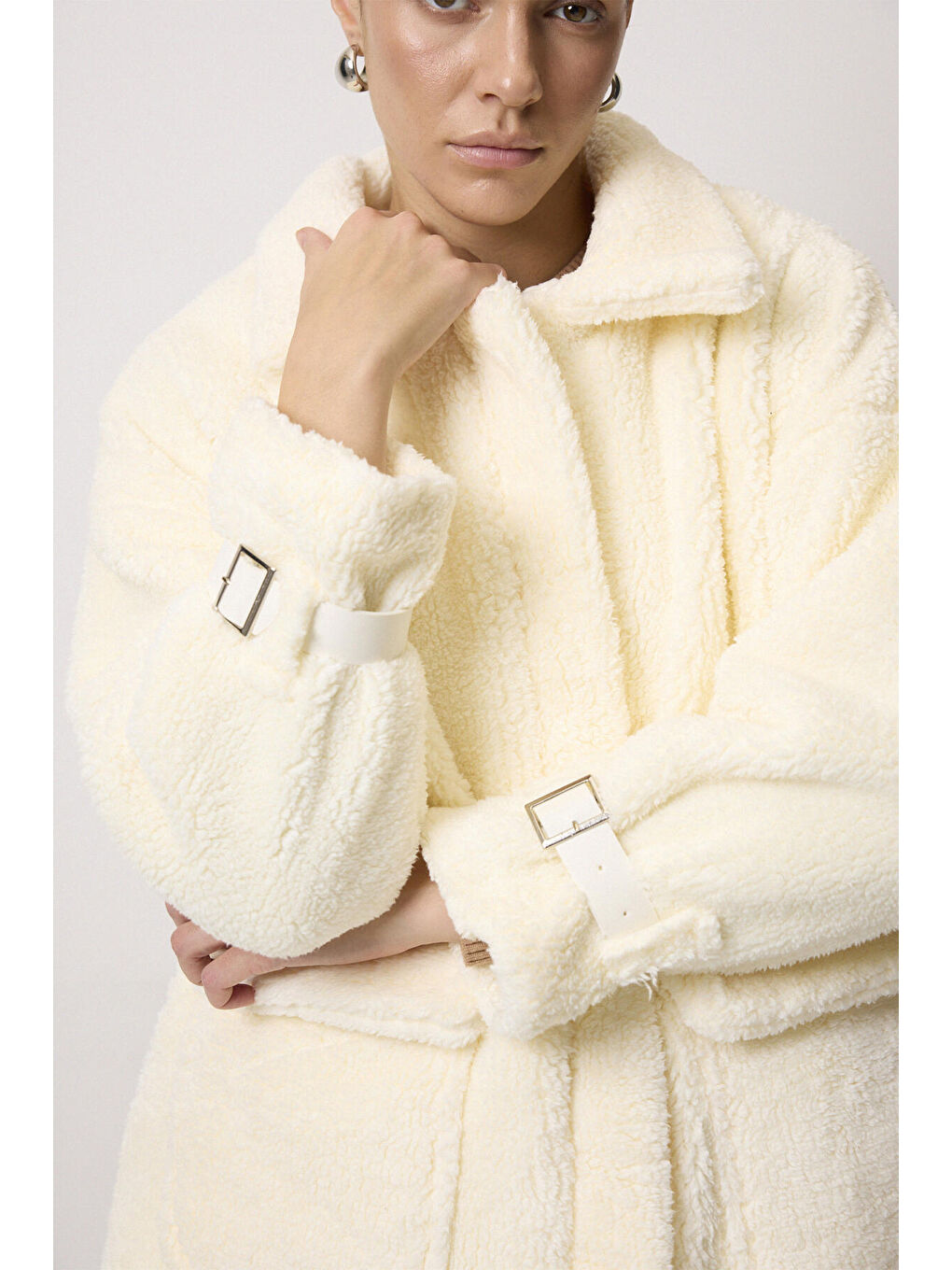 Beyaz Toka Detaylı Pelüş Mont-4