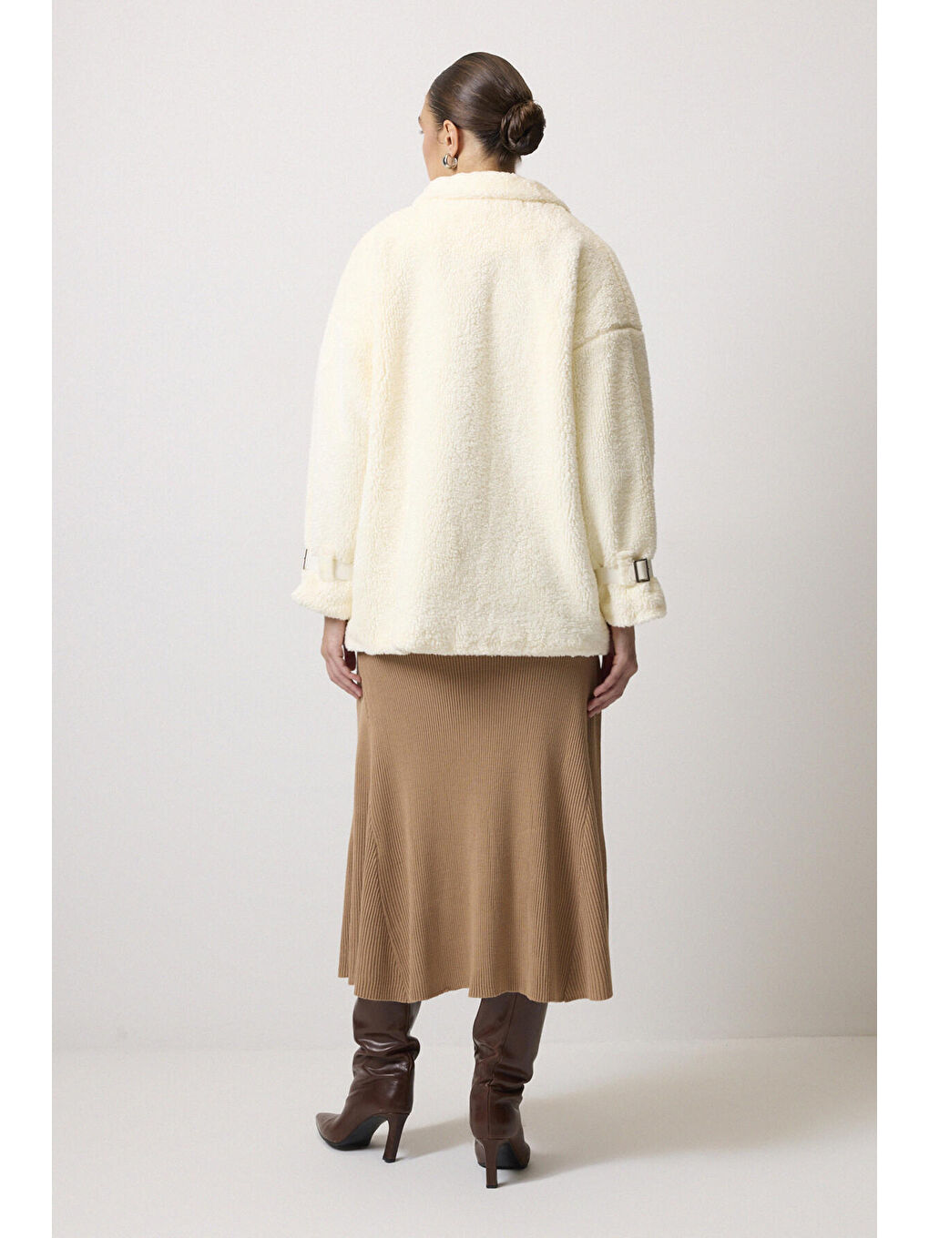 Beyaz Toka Detaylı Pelüş Mont-5