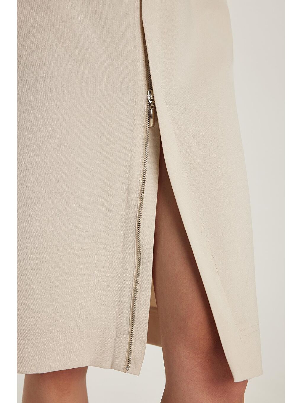 Kadın Slim Fit Önü Fermuar Detaylı Midi Boy Bej Etek-1