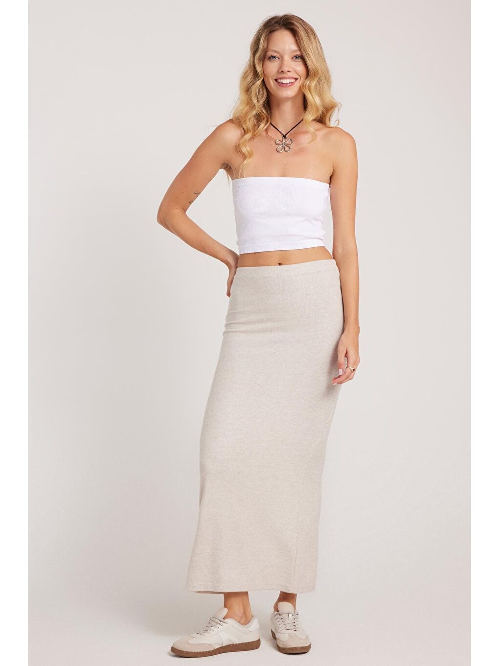 Kadın Slim Fit Dar Kesim Yırtmaçlı Bej Etek-1