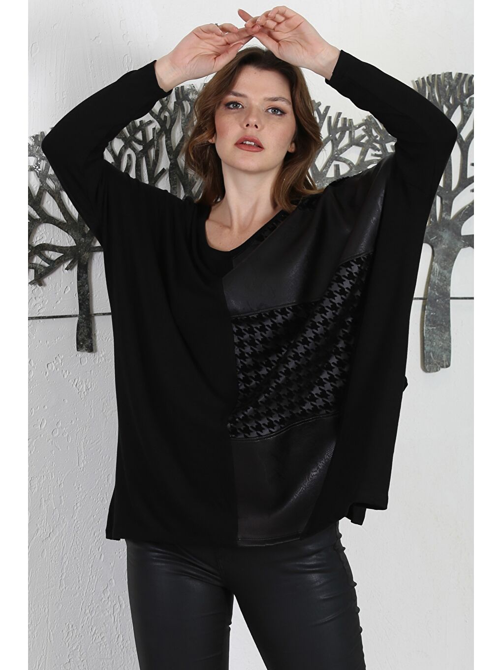 Siyah V Yaka Yarasa Kol Deri Garnili Casual Oversize Örme Bluz 75 85