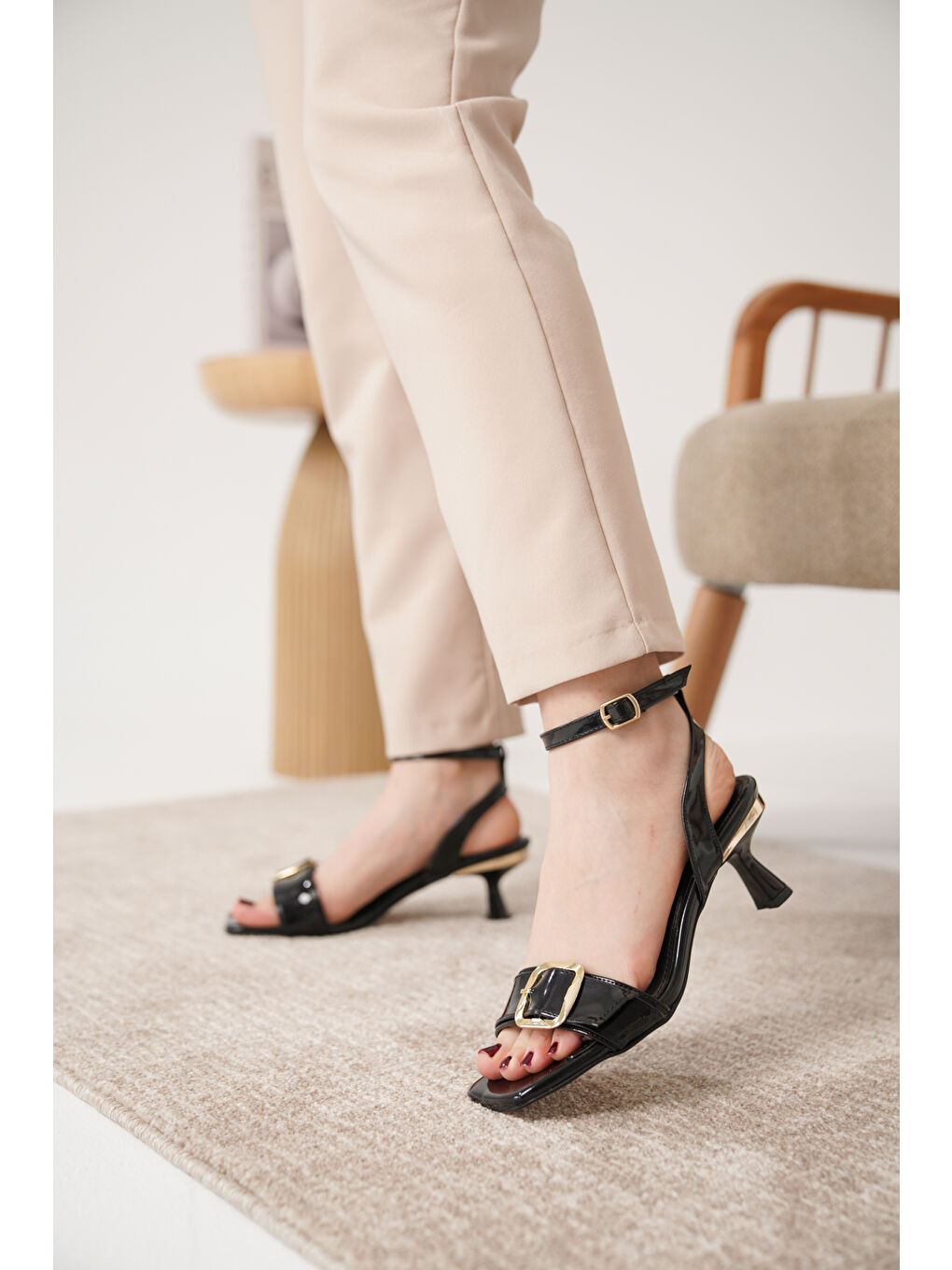 Siyah D2512 Günlük Ortopedik Kadın Klasik Topuklu Ayakkabı-2