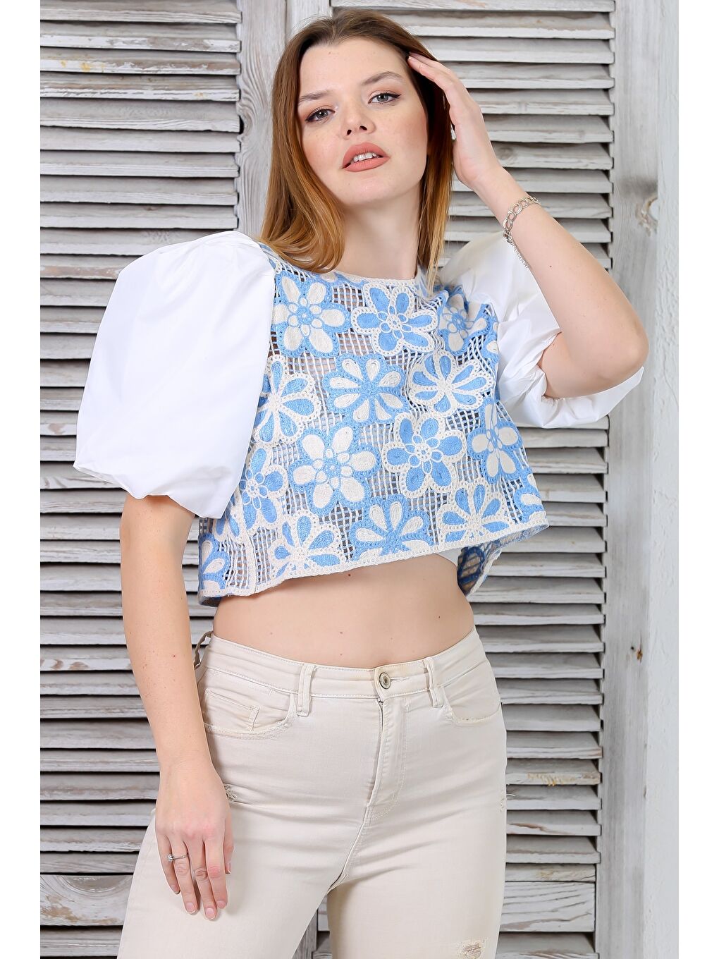 Chiccy Beyaz-Mavi Yuvarlak Yaka Balon Kol Çiçekli Astarsız Sırtı Düğmeli Casual Crop Dokuma Bluz - 2