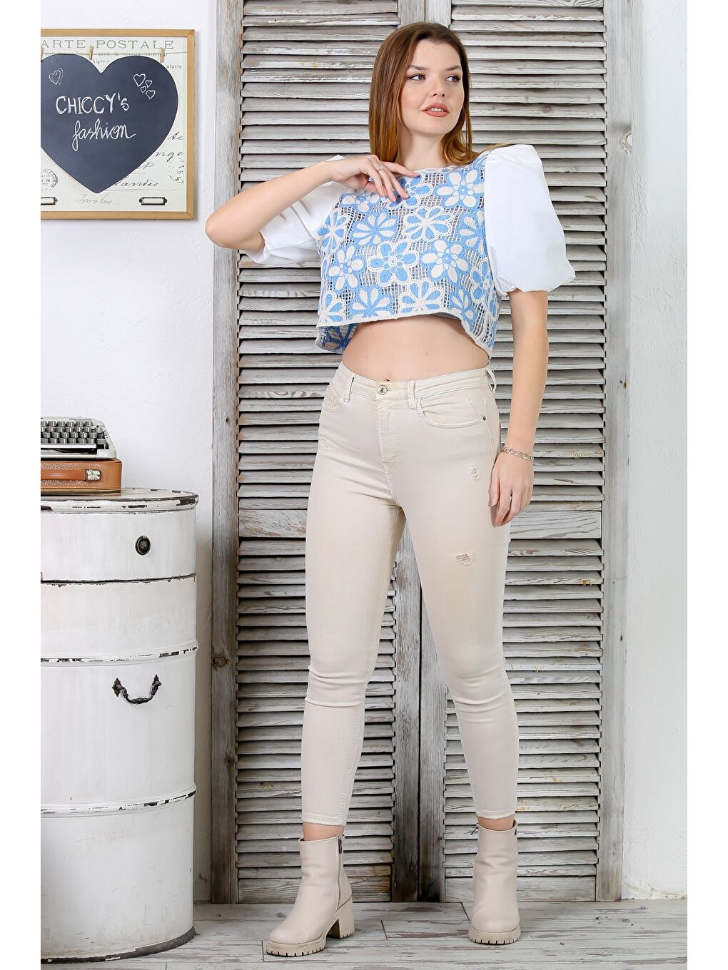 Chiccy Beyaz-Mavi Yuvarlak Yaka Balon Kol Çiçekli Astarsız Sırtı Düğmeli Casual Crop Dokuma Bluz - 4