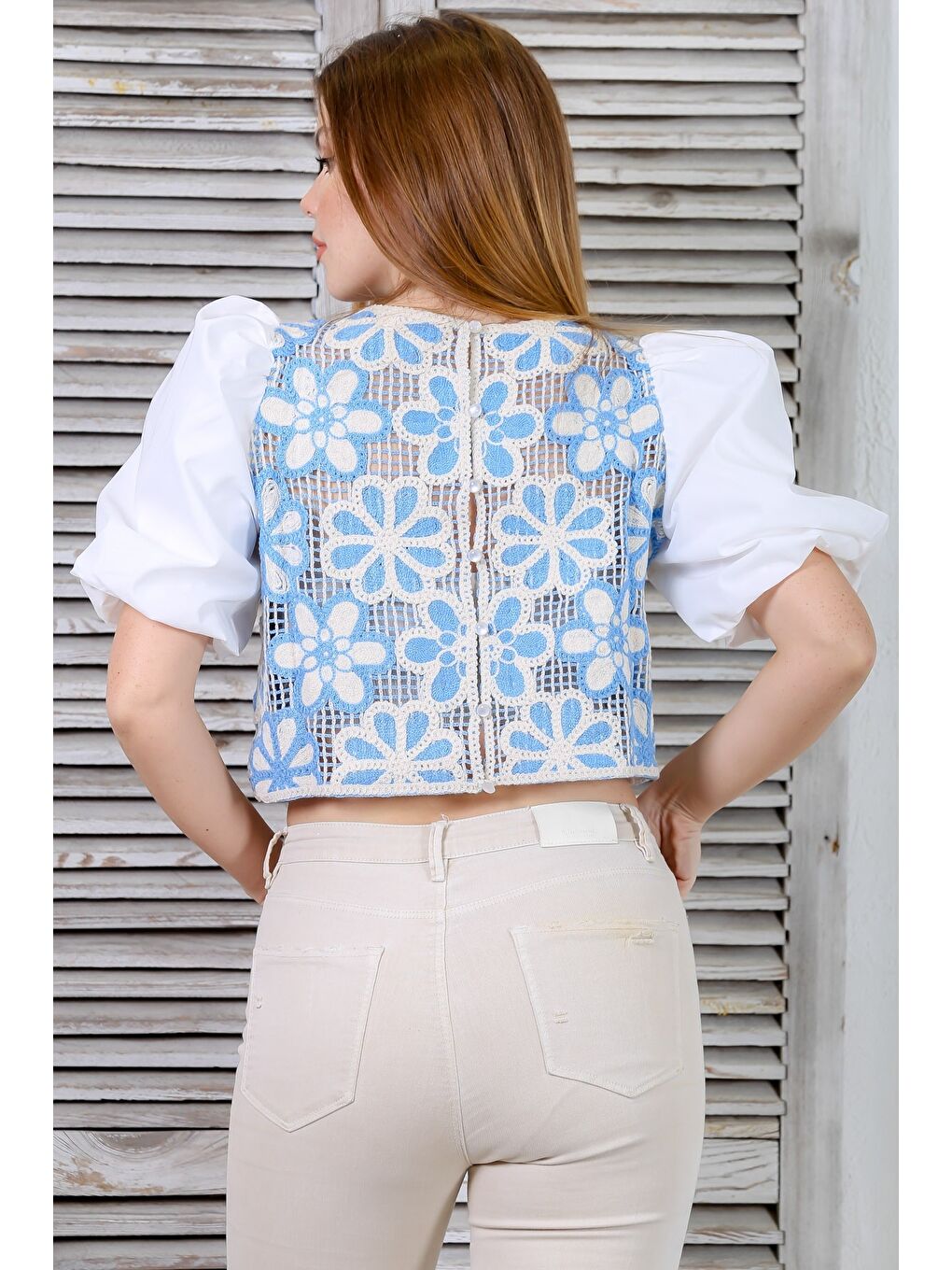 Chiccy Beyaz-Mavi Yuvarlak Yaka Balon Kol Çiçekli Astarsız Sırtı Düğmeli Casual Crop Dokuma Bluz - 7
