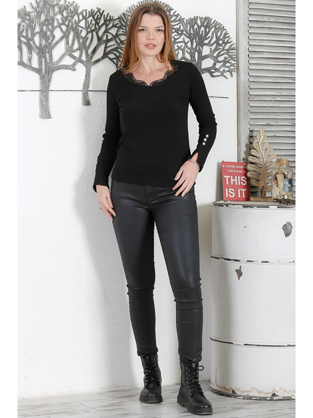 Siyah Havuz Yaka Düğmeli Uzun Kollu Dantelli Casual İnterlok Örme Bluz-5