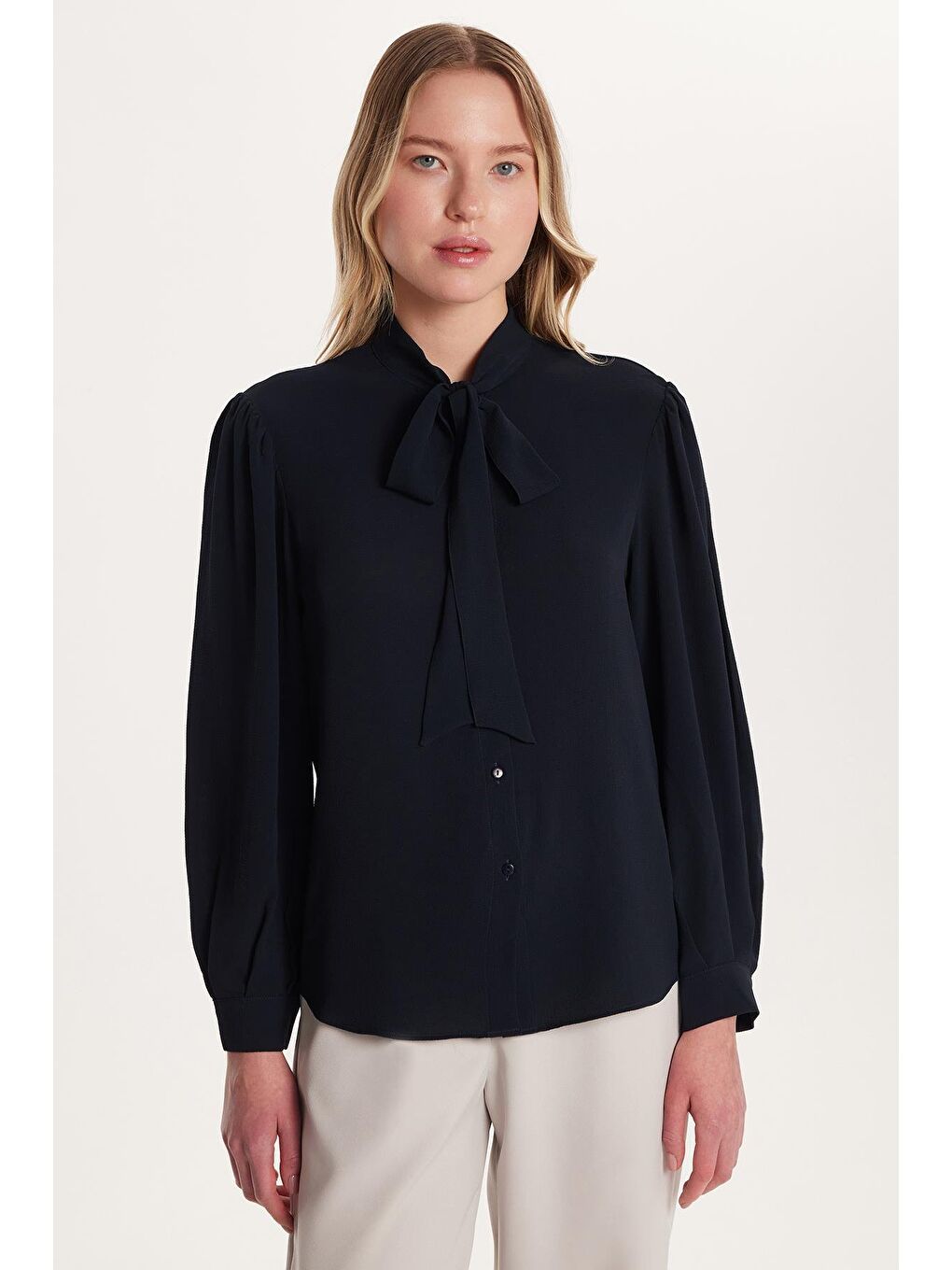 Kadın Relax Fit Rahat Kesim Gofre Kumaş Kare Manşet Lacivert Fular Yaka Düz Gömlek