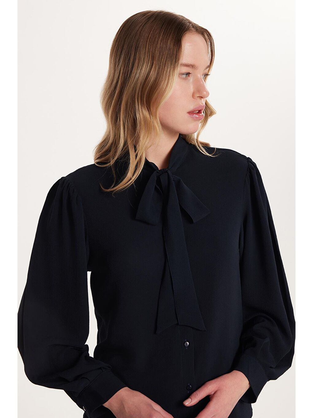 Kadın Relax Fit Rahat Kesim Gofre Kumaş Kare Manşet Lacivert Fular Yaka Düz Gömlek-1