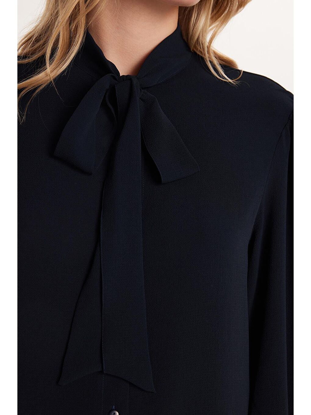 Kadın Relax Fit Rahat Kesim Gofre Kumaş Kare Manşet Lacivert Fular Yaka Düz Gömlek-2