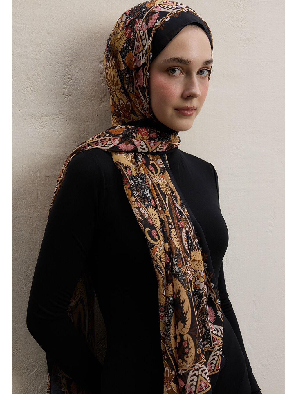Verona Desen İpek Krep Şal Siyah-1