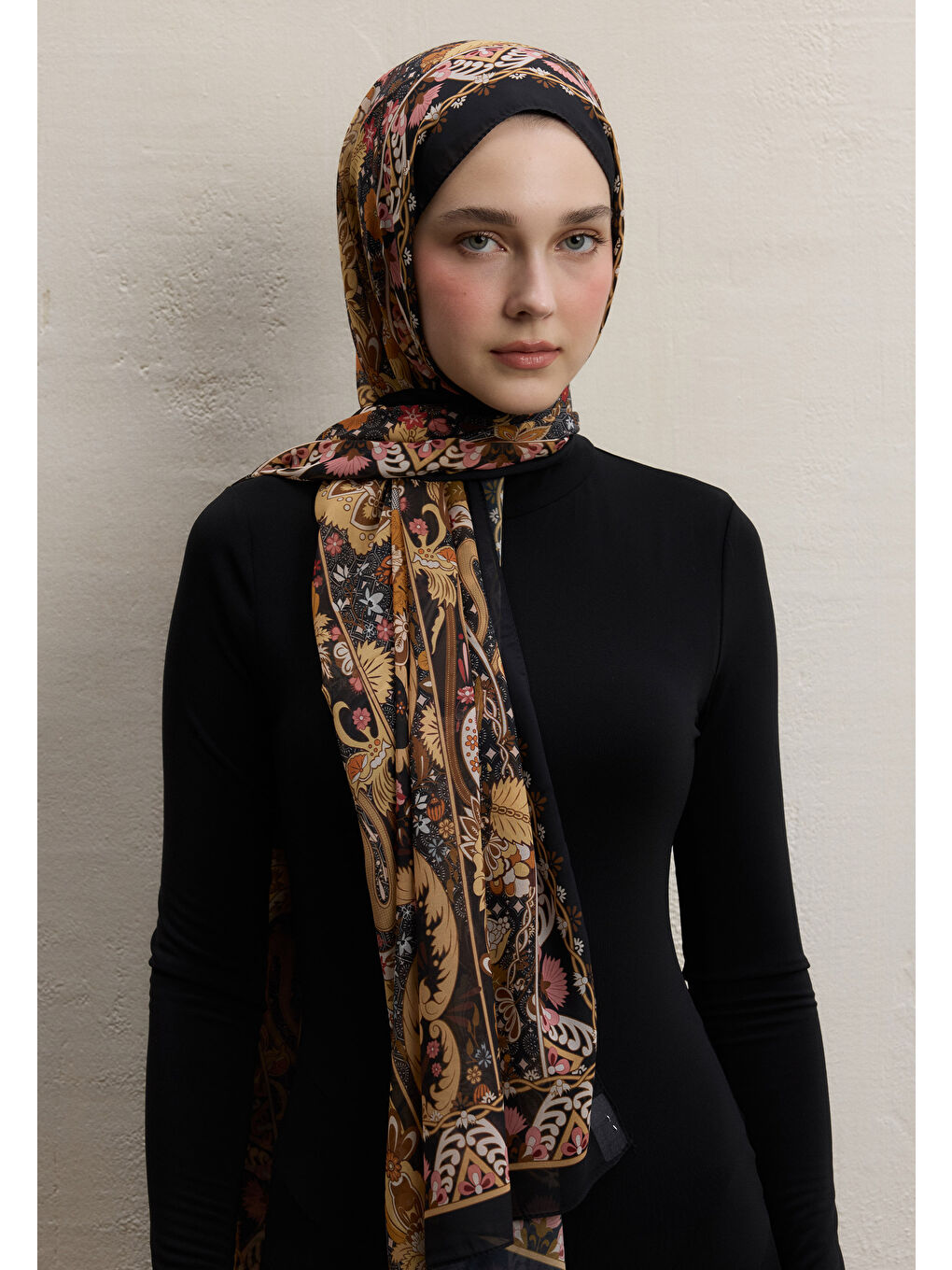 Verona Desen İpek Krep Şal Siyah-2