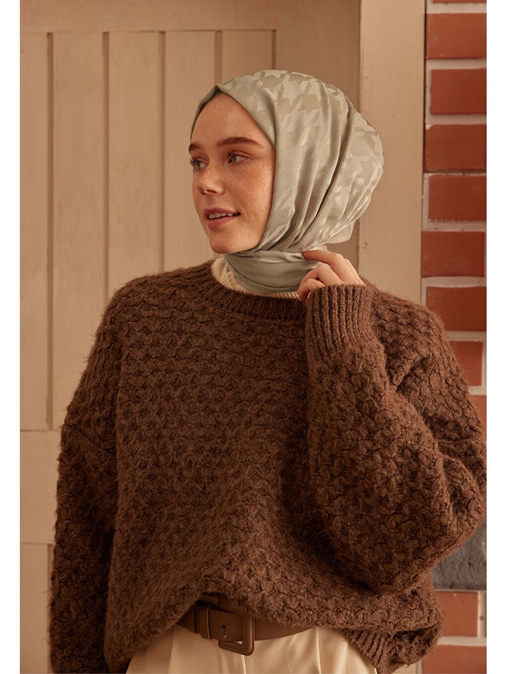 Kahverengi Kazayağı Jakarlı Şal Açık Vizon