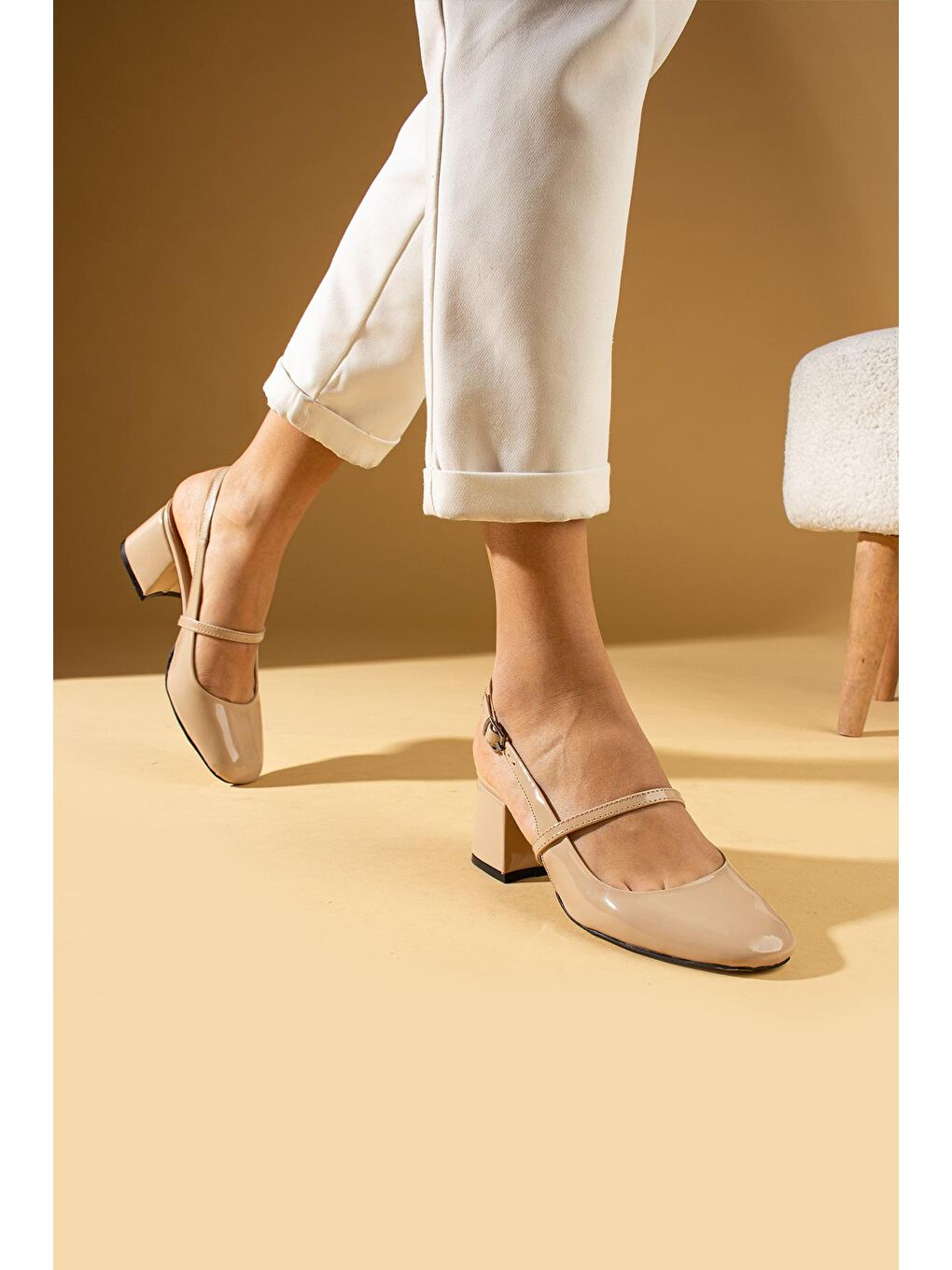 Bej Arkası Açık Bilekte Tokalı Tek Bant Kadın Topuklu Ayakkabı 001-444-24Rugan