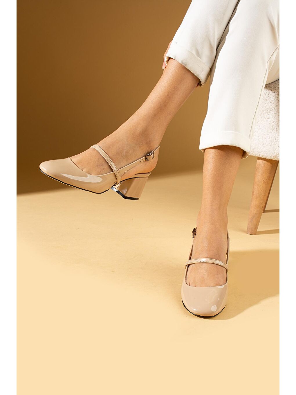 Bej Arkası Açık Bilekte Tokalı Tek Bant Kadın Topuklu Ayakkabı 001-444-24Rugan-2