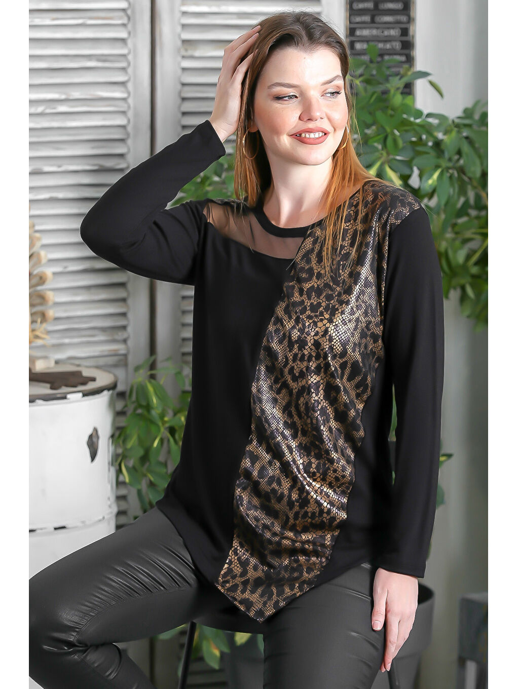 Siyah Yuvarlak Yaka Uzun Kol Leopar Desenli Tüllü Casual Asimetrik Örme Bluz-3