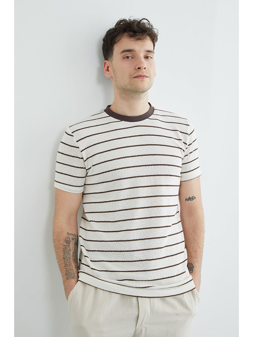 Kahverengi Çizgili Bisiklet Yaka Triko Tişört-1