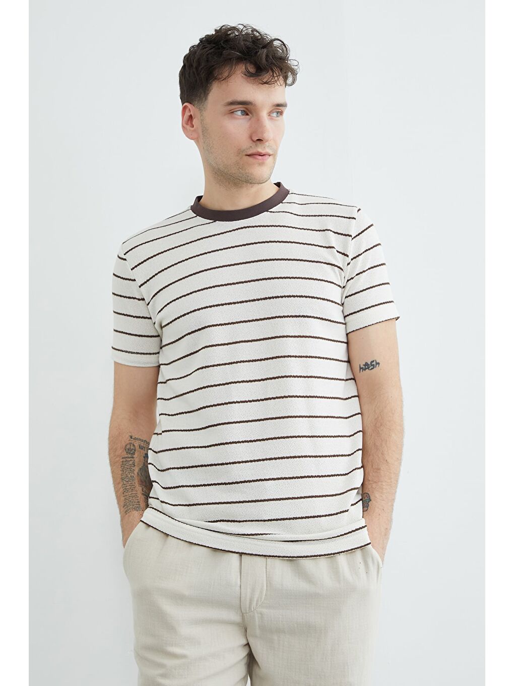 Kahverengi Çizgili Bisiklet Yaka Triko Tişört-3