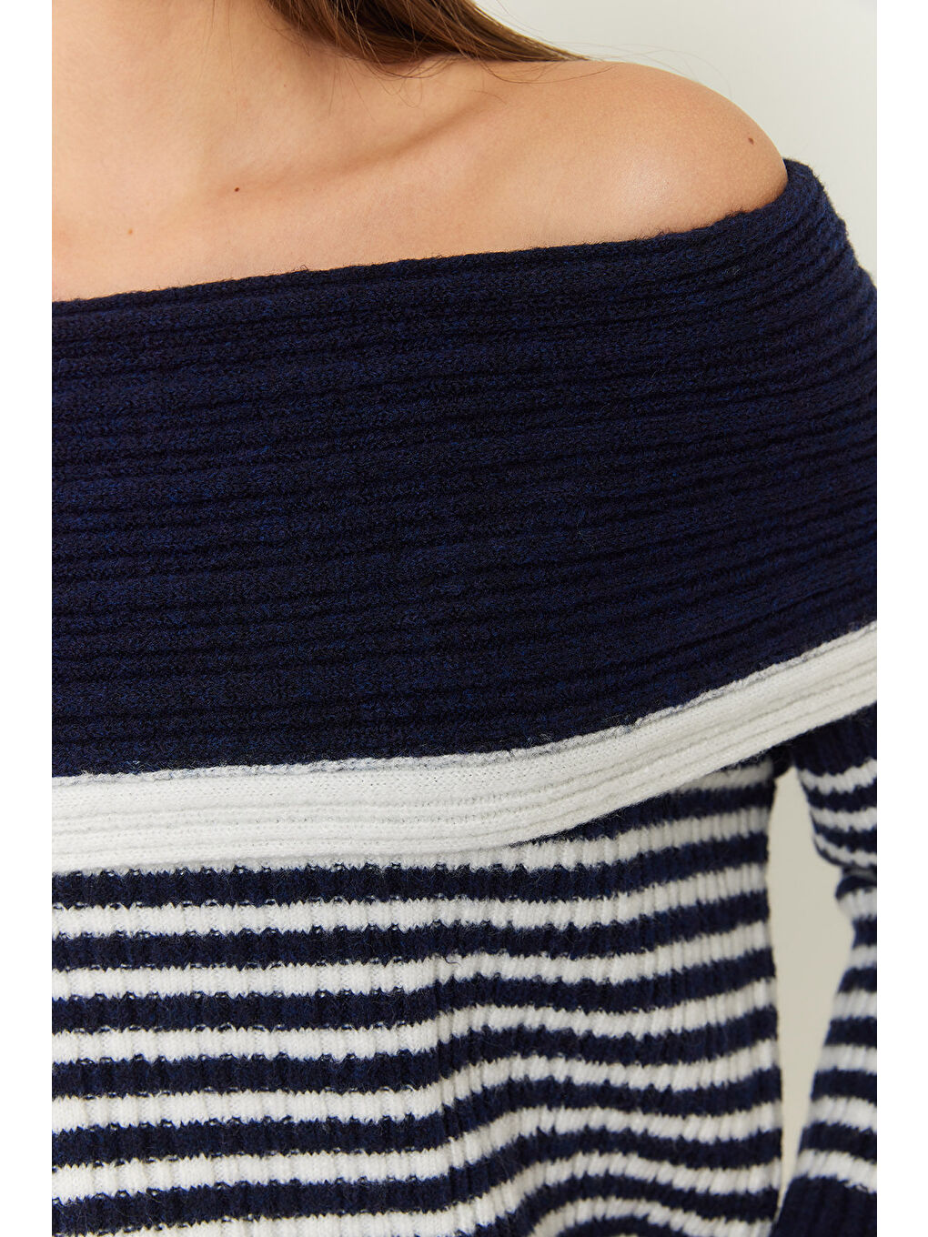 Lacivert Kadın Degaje Yaka Çizgili Kazak-4