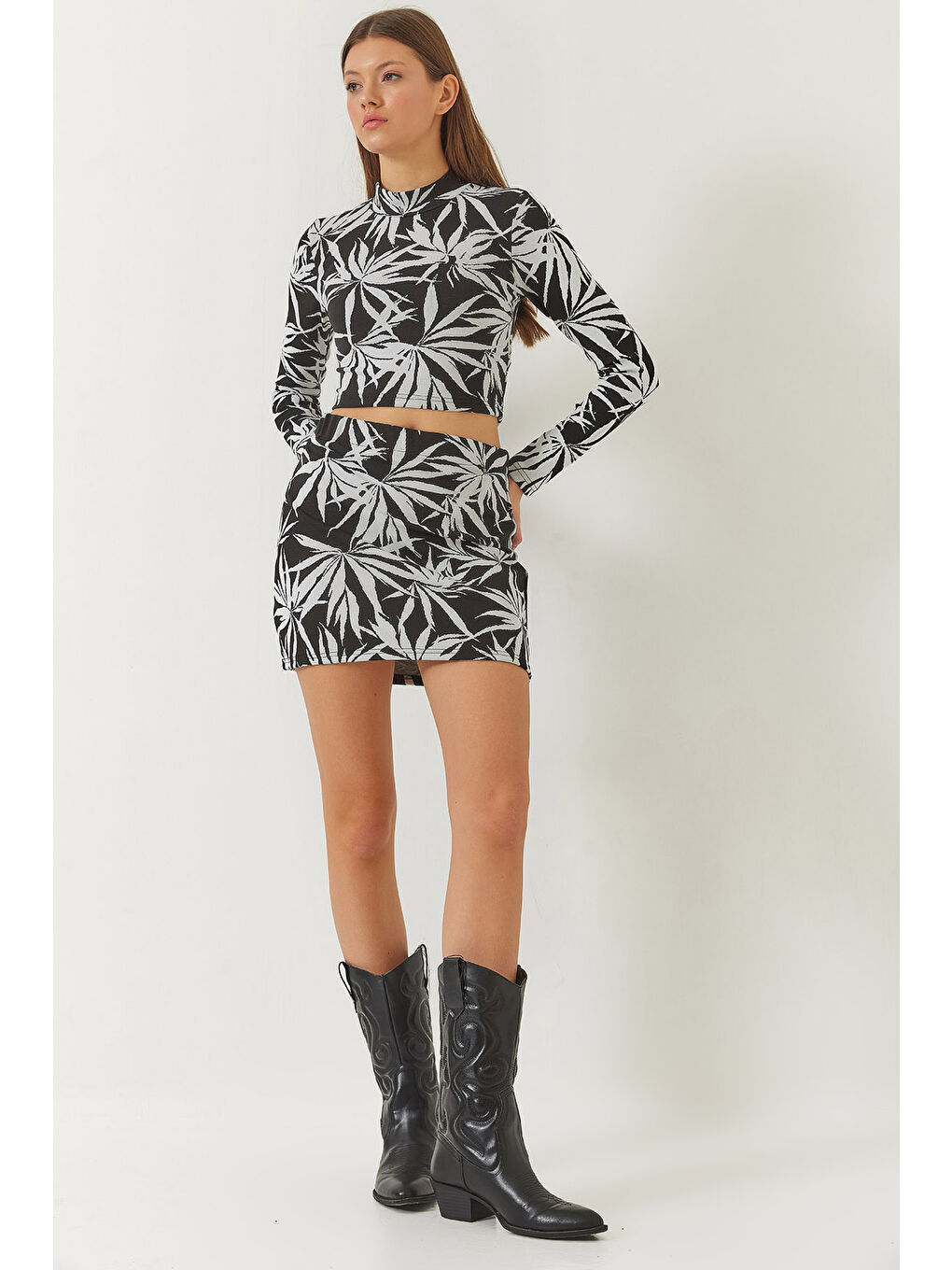 Siyah Kadın Yarım Balıkçı Yaka Uzun Kollu Crop Mini Etekli Alt-Üst Takım