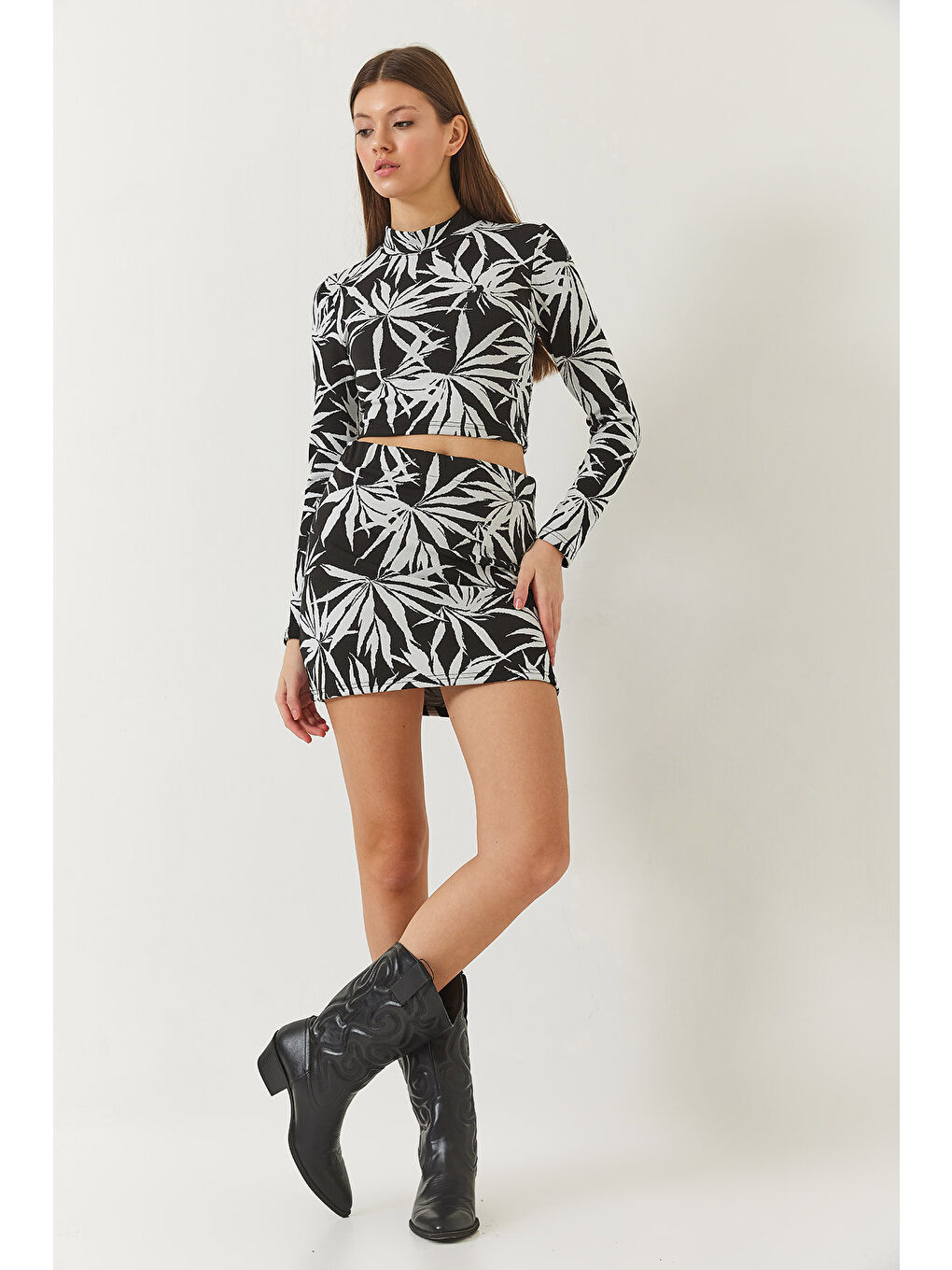 Siyah Kadın Yarım Balıkçı Yaka Uzun Kollu Crop Mini Etekli Alt-Üst Takım-2