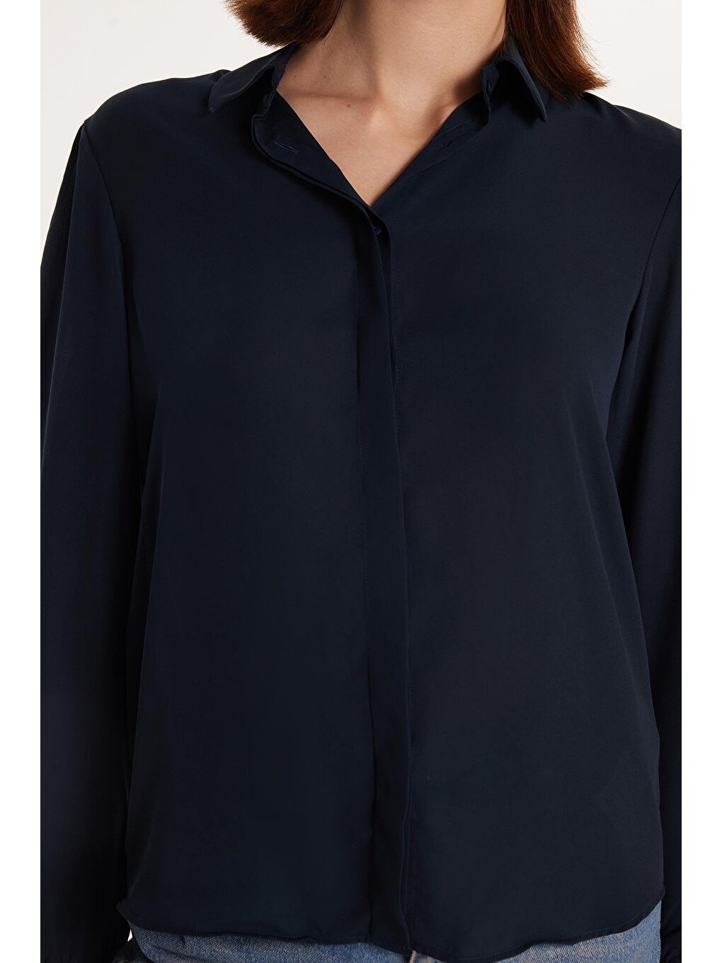 Kadın Relax Fit Rahat Kesim Krep Kumaş İspanyol Manşet Lacivert Düz Gömlek-2