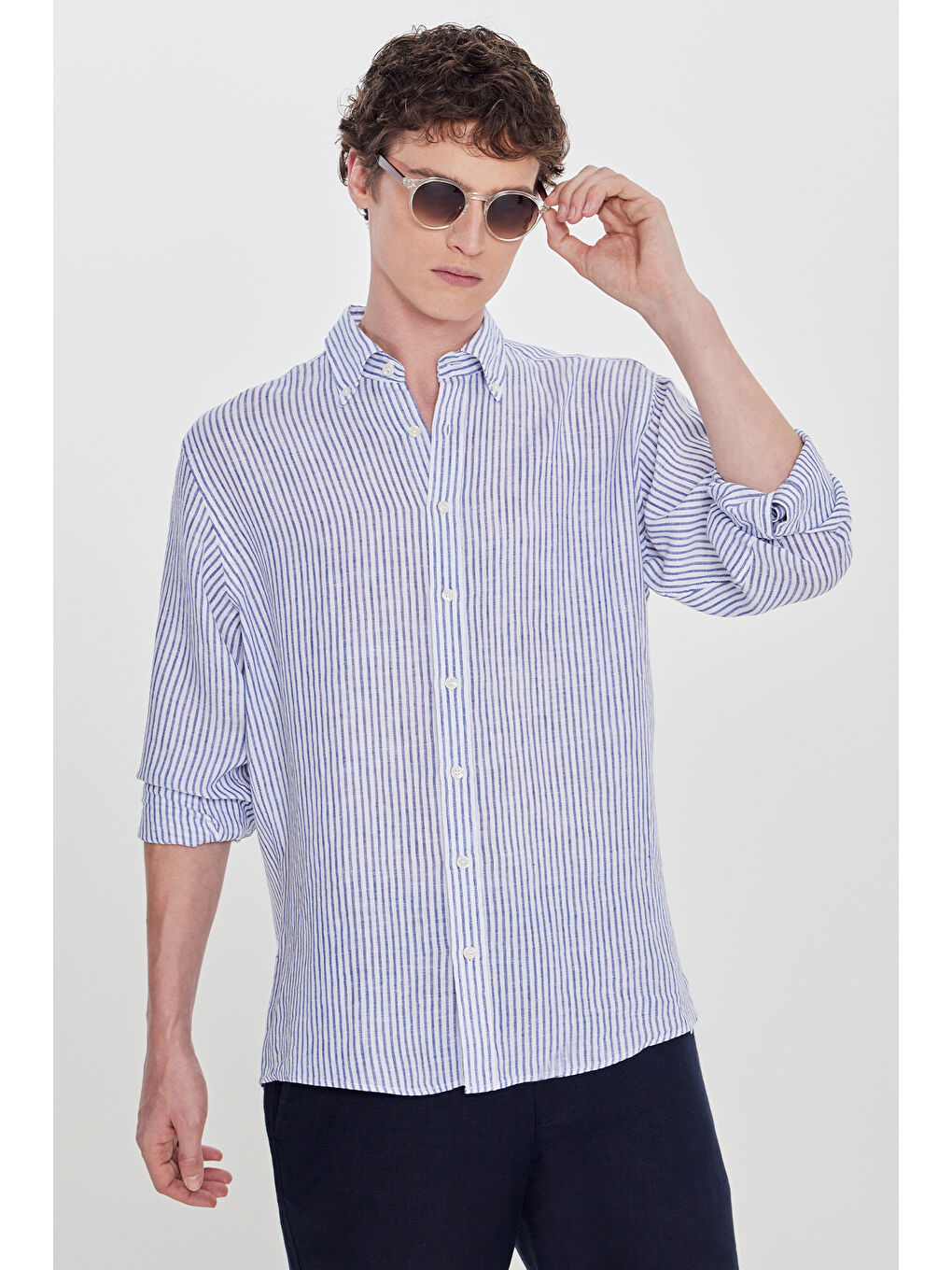 Erkek Lacivert-Beyaz %100 Keten Comfort Fit Rahat Kesim Düğmeli Yaka Çizgili Gömlek