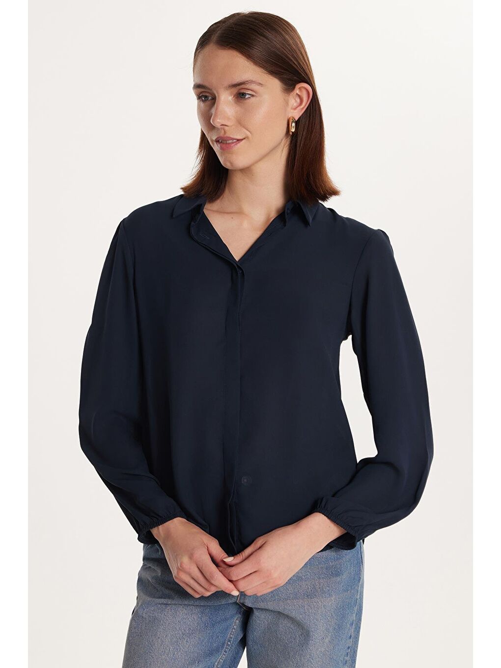 Kadın Relax Fit Rahat Kesim Krep Kumaş İspanyol Manşet Lacivert Düz Gömlek-3