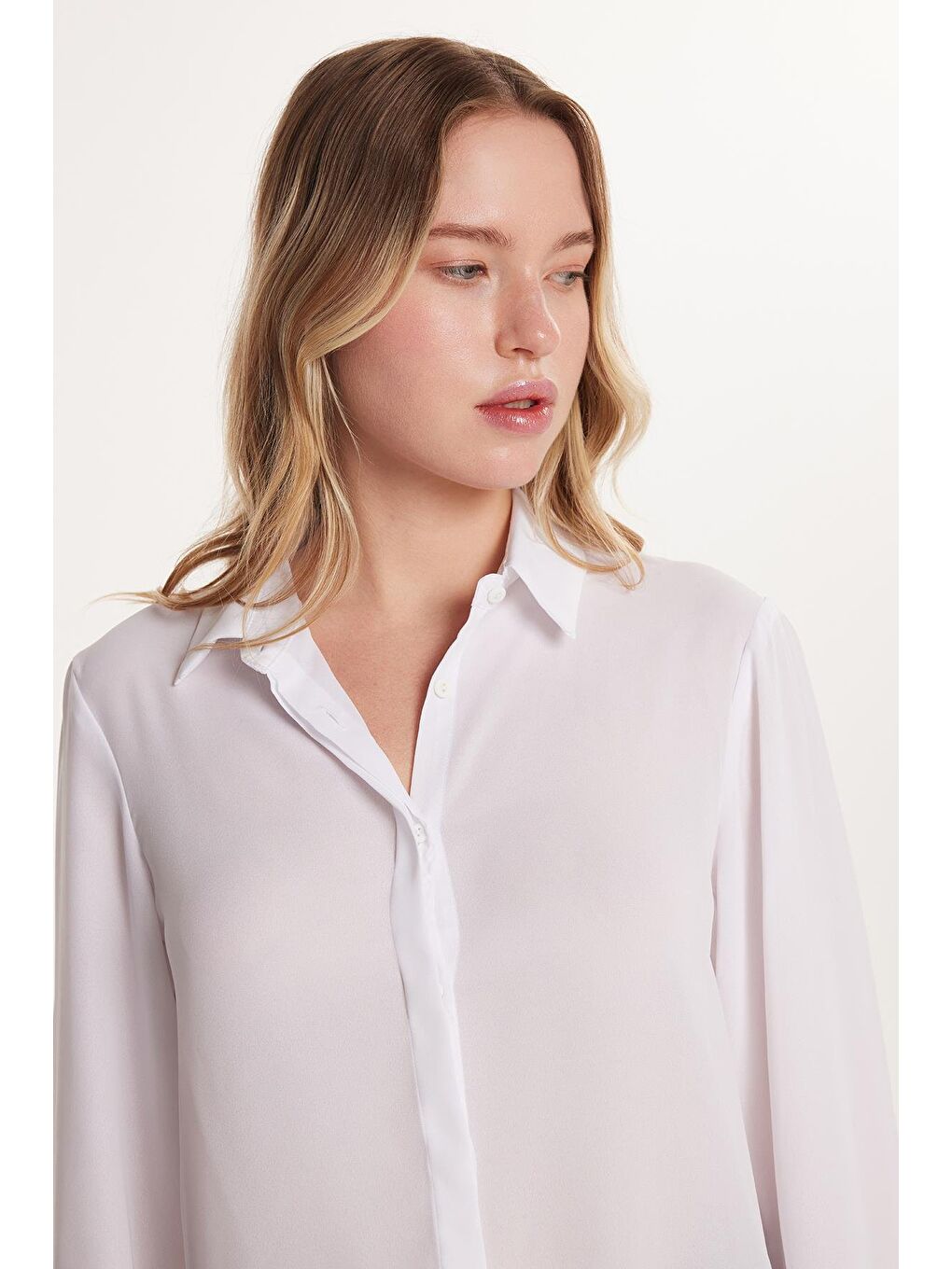 Kadın Relax Fit Rahat Kesim Krep Kumaş İspanyol Manşet Beyaz Düz Gömlek-1